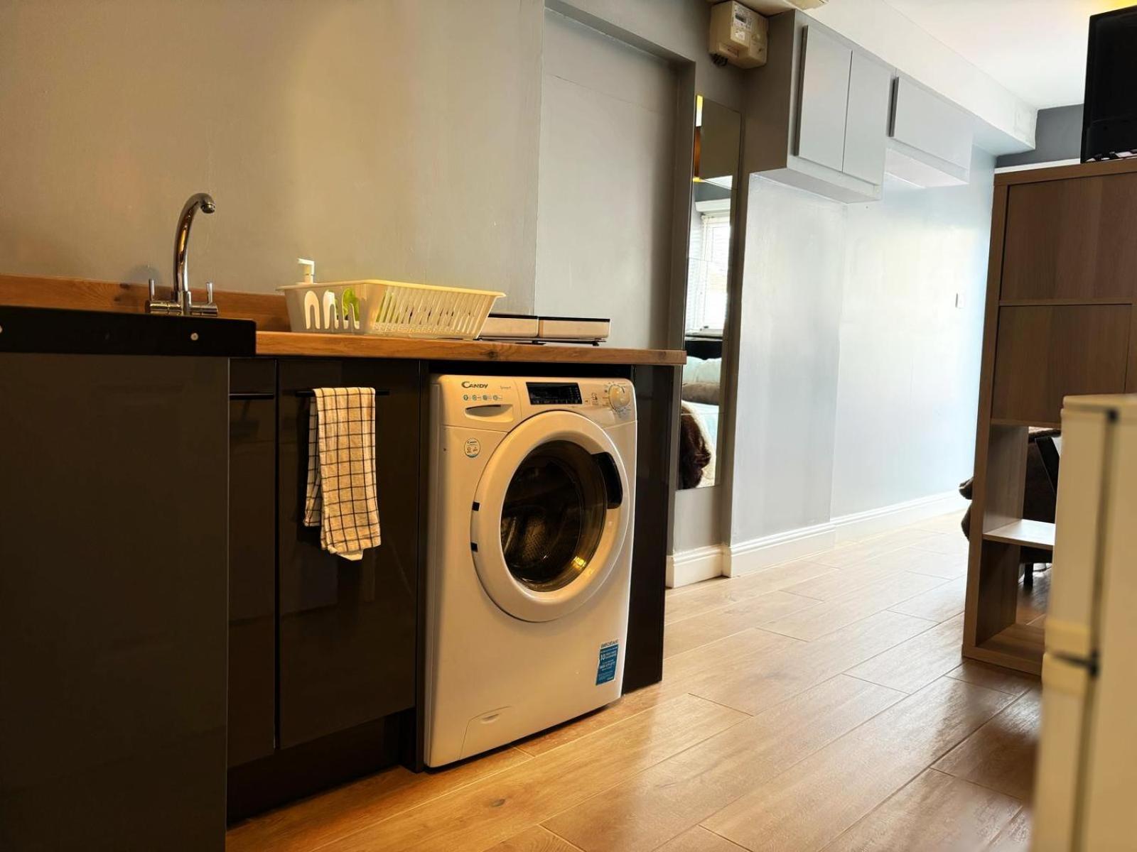Shirley Apartments, Cozy Studio, Self Check In, 10 Min Drive To City Centre, Walking To Redbridge Train Station Southampton Bagian luar foto